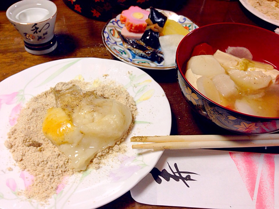奈良のお雑煮は味噌汁に焼きもちを入れて柔らかくしてから、きな粉につけて頂きます♡