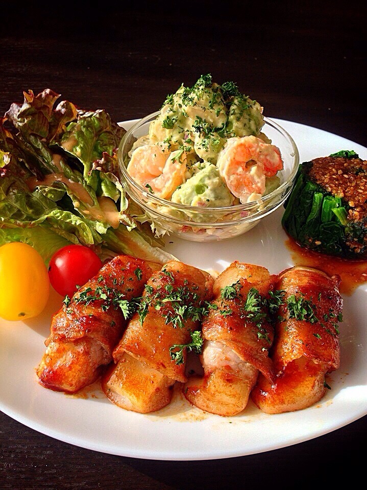 ⭐︎お餅の甘辛肉巻き ⭐︎ほうれん草の胡麻だれ掛け ⭐︎海老とカニカマとアボカドのタルタルサラダ ⭐︎野菜サラダ 胡麻ドレッシング