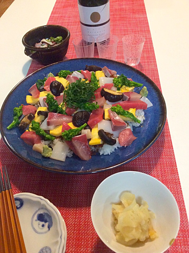 ちらし寿司。烏賊、鮪、カンパチ、帆立、玉子焼、椎茸甘煮、菜の花、針海苔、デンブ、大葉。