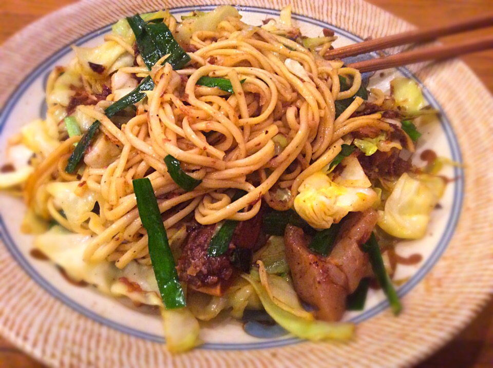 牛スジ肉とキャベツの塩焼きそば