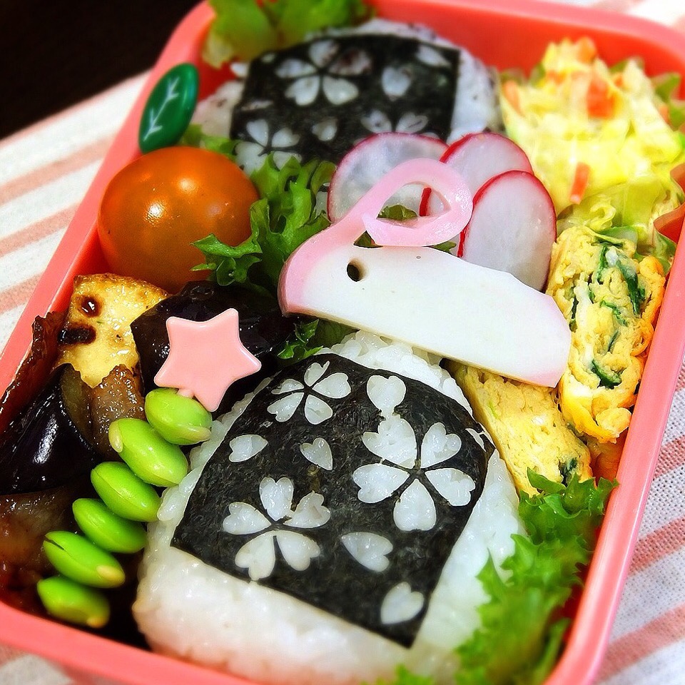 桜の模様の海苔のお弁当。