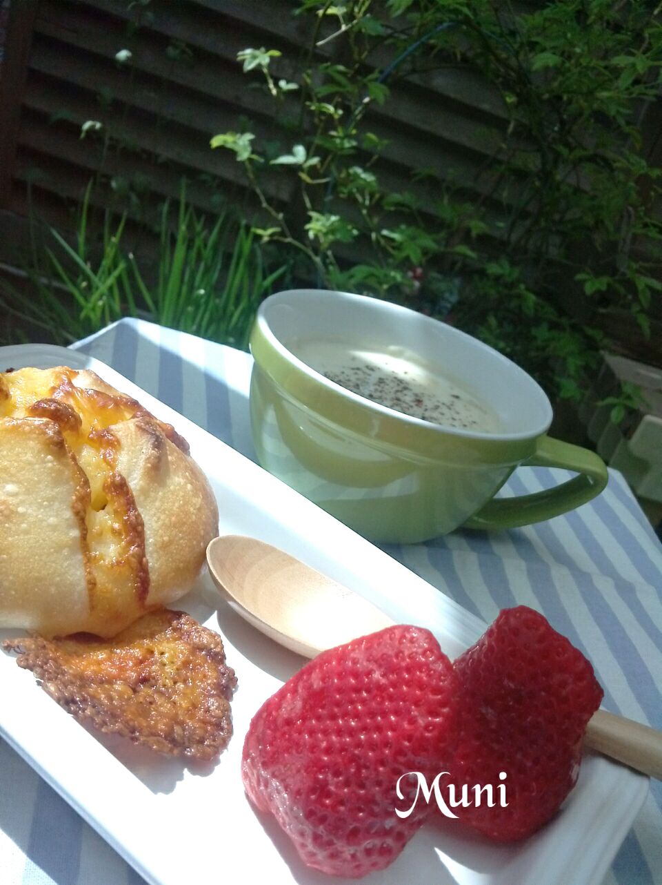 リンゴ酵母でチーズとろりんパンとクラムチャウダーでブランチ♪