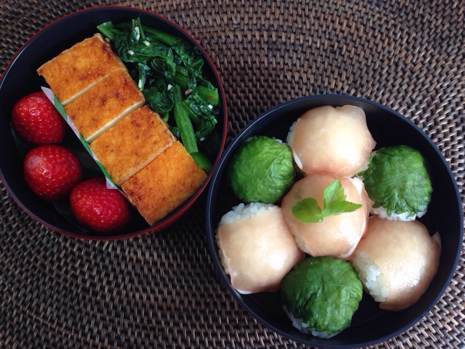 生ハムとシソのひとくちおにぎり弁当