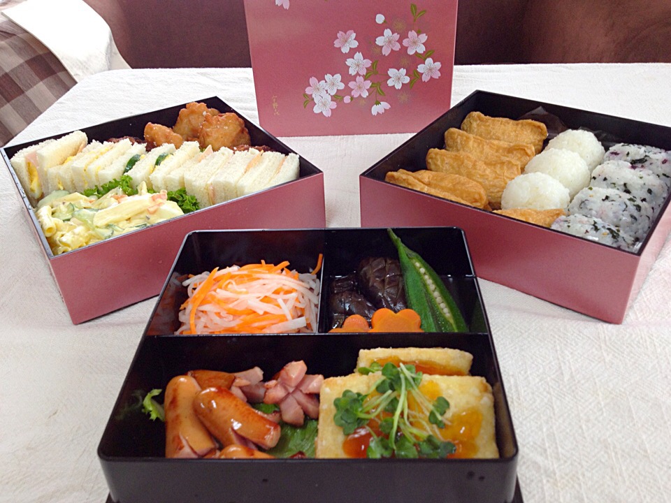 桜の行楽弁当