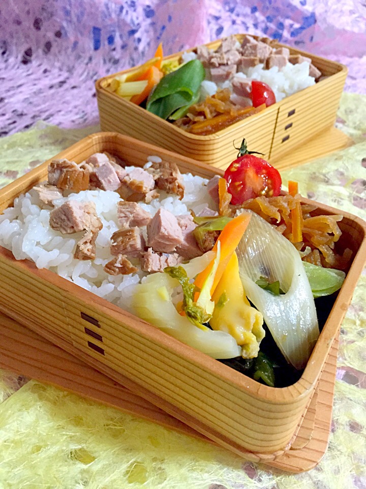 チャーシューリメイク寿司弁当(*´∀｀*)切り干し大根。みる貝とセロリの甘酢和え。わかめとネギの胡麻おかか醤油炒め。