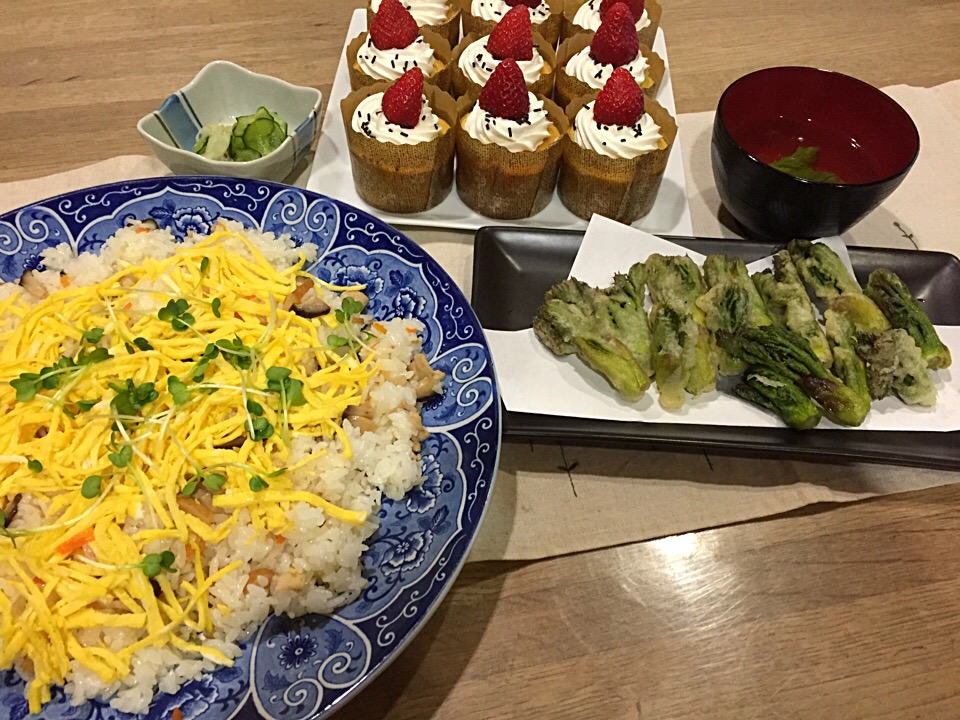 五目ちらし寿司・主人が採ってきたタラの芽天ぷら・新玉ねぎマリネとキュウリで簡単酢の物・タラの芽お吸い物