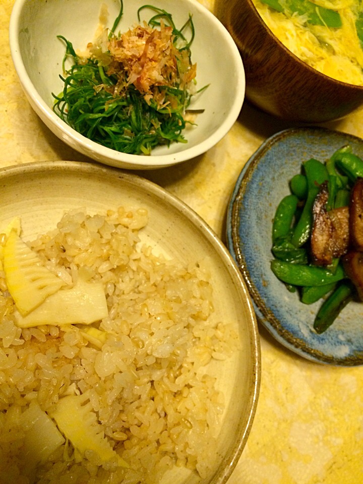 筍ごはん、自家製ベーコンとスナップエンドウと小松菜の炒め物、オカヒジキのお浸し、絹さやと玉子のお味噌汁