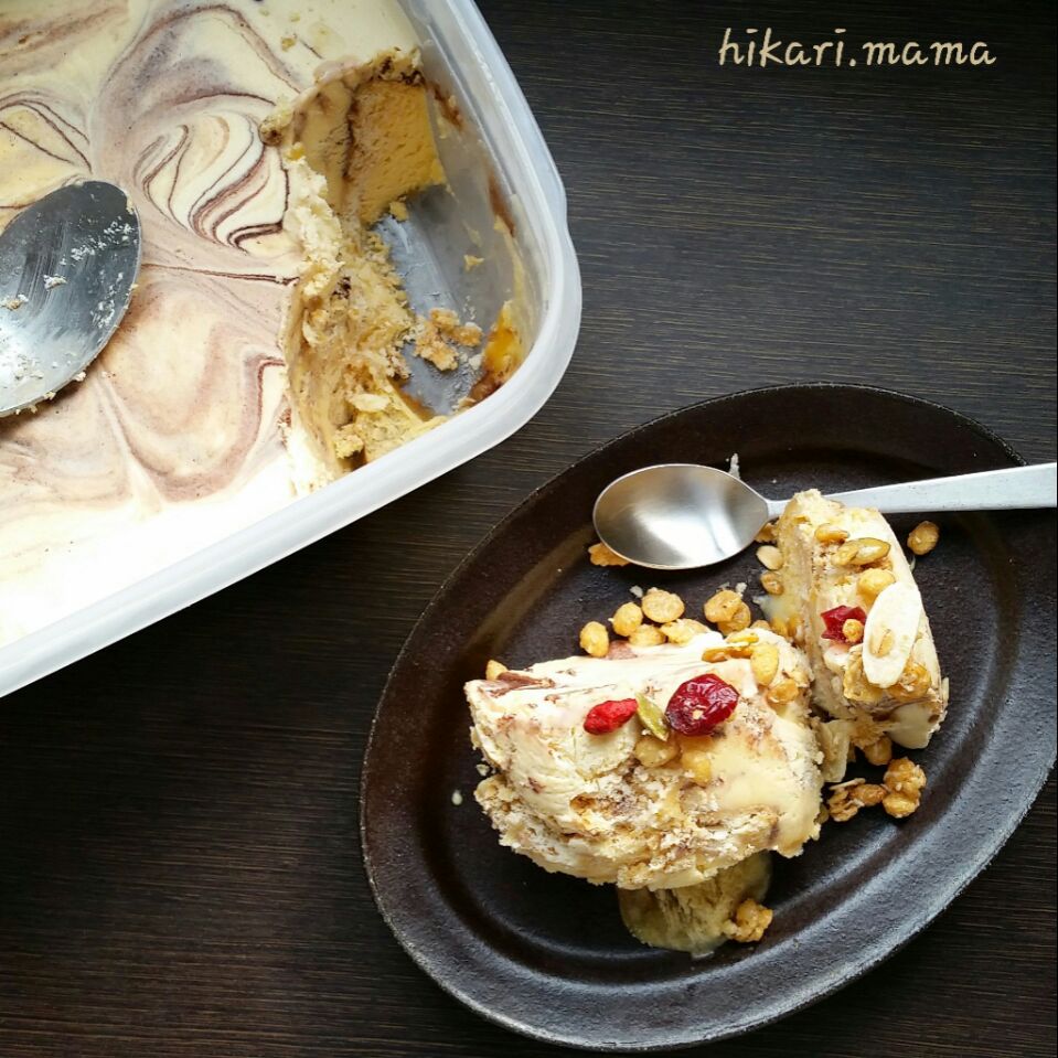 バニラアイスにリッツとチョコソース