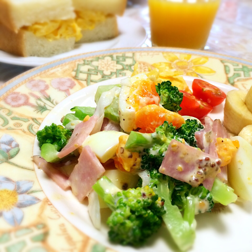 朝ご飯☆ブロッコリーとハムと卵のサラダ、プチトマト、スクランブルエッグ、バナナ、卵サンド