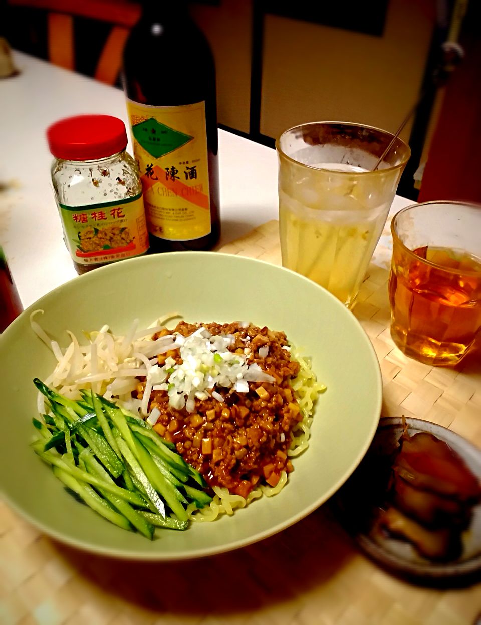 炸醤麺、搾菜、桂花陳酒ソーダ。