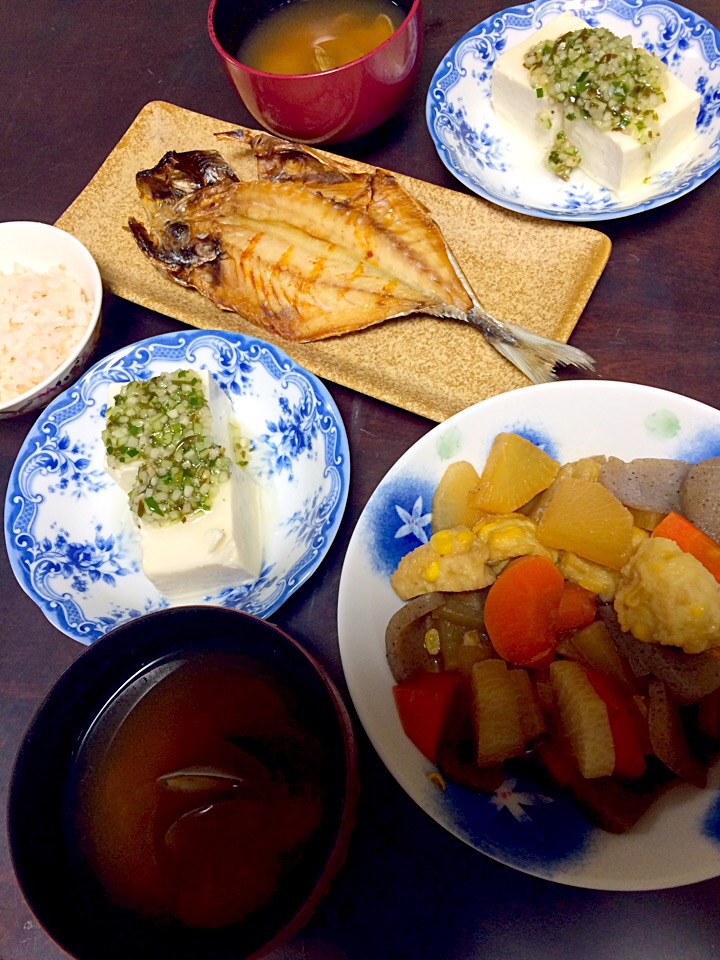 今日は和食☺️アジの開き、あさりの味噌汁、煮物、だしのせ冷奴、麦ごはん。