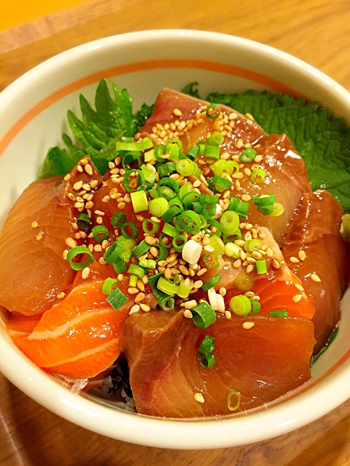 鰤、サーモンの漬け丼