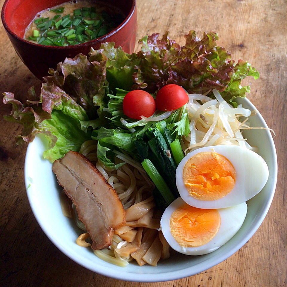 セブンのつけ麺でサラダなひと丼♬