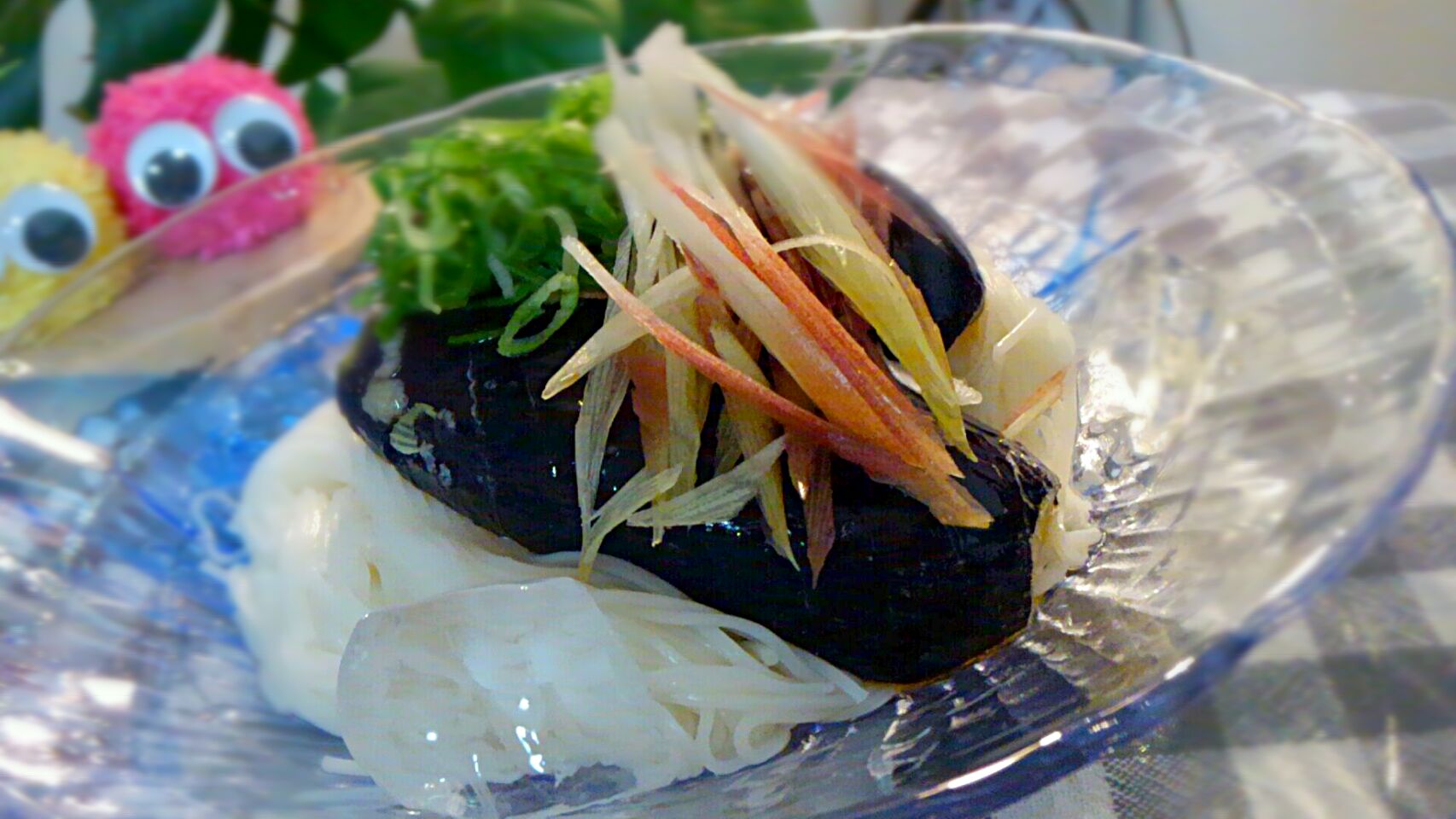 家庭菜園で収穫した茄子で……
さっぱりに………ピリ辛素麺です☺︎