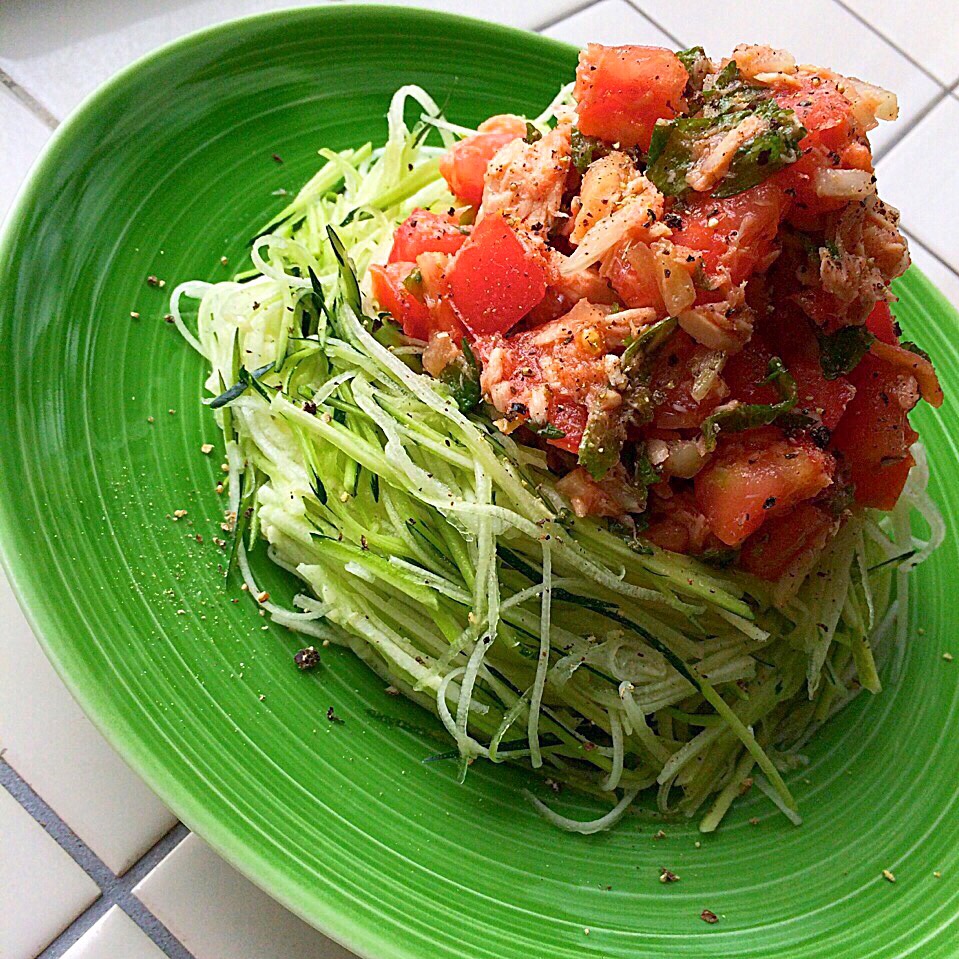 Cold zucchini noodles with garlic tomato, green perilla and tuna sauce/ニンニクを効かせたトマト、青じそ、ツナのソースで冷製ズッキーニ・パスタ