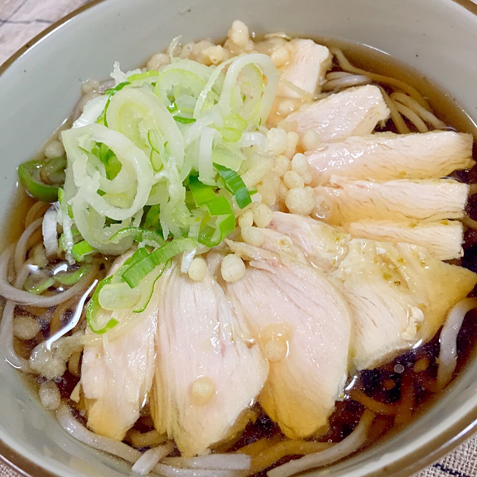 柚子胡椒風味の蒸し鶏で冷たい肉蕎麦