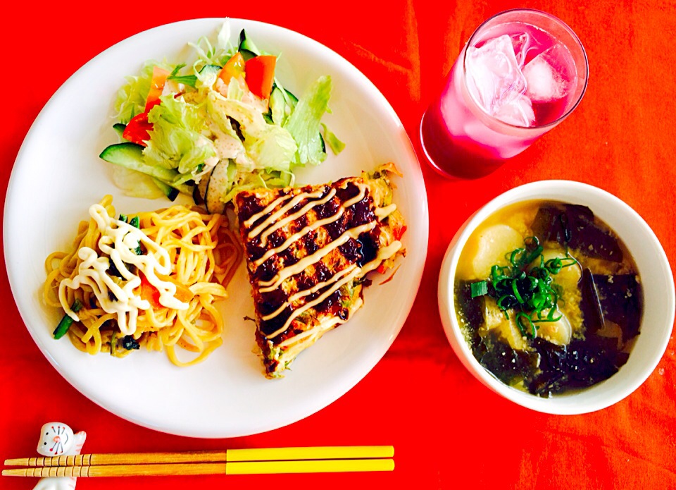 朝ご飯は勝負飯^_^ワンプレート✌️野菜サラダ＆味噌味焼きそば・お好み焼き野菜たっぷり入っています^_^ごちそう様^_^