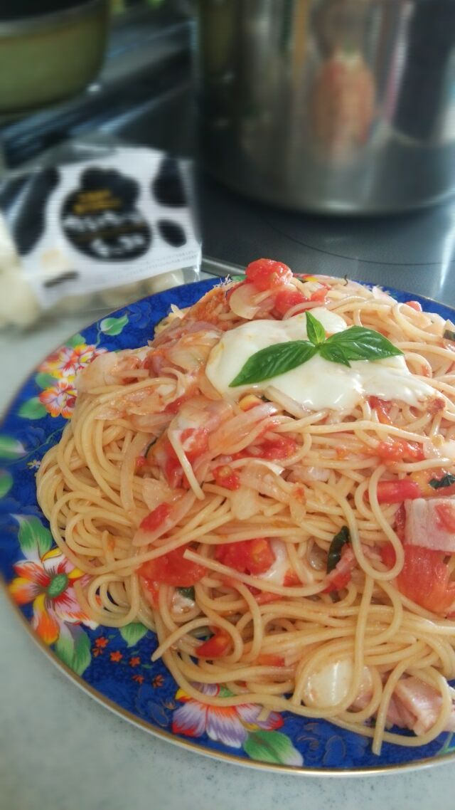 カチョカバロとベーコン・トマトのパスタ