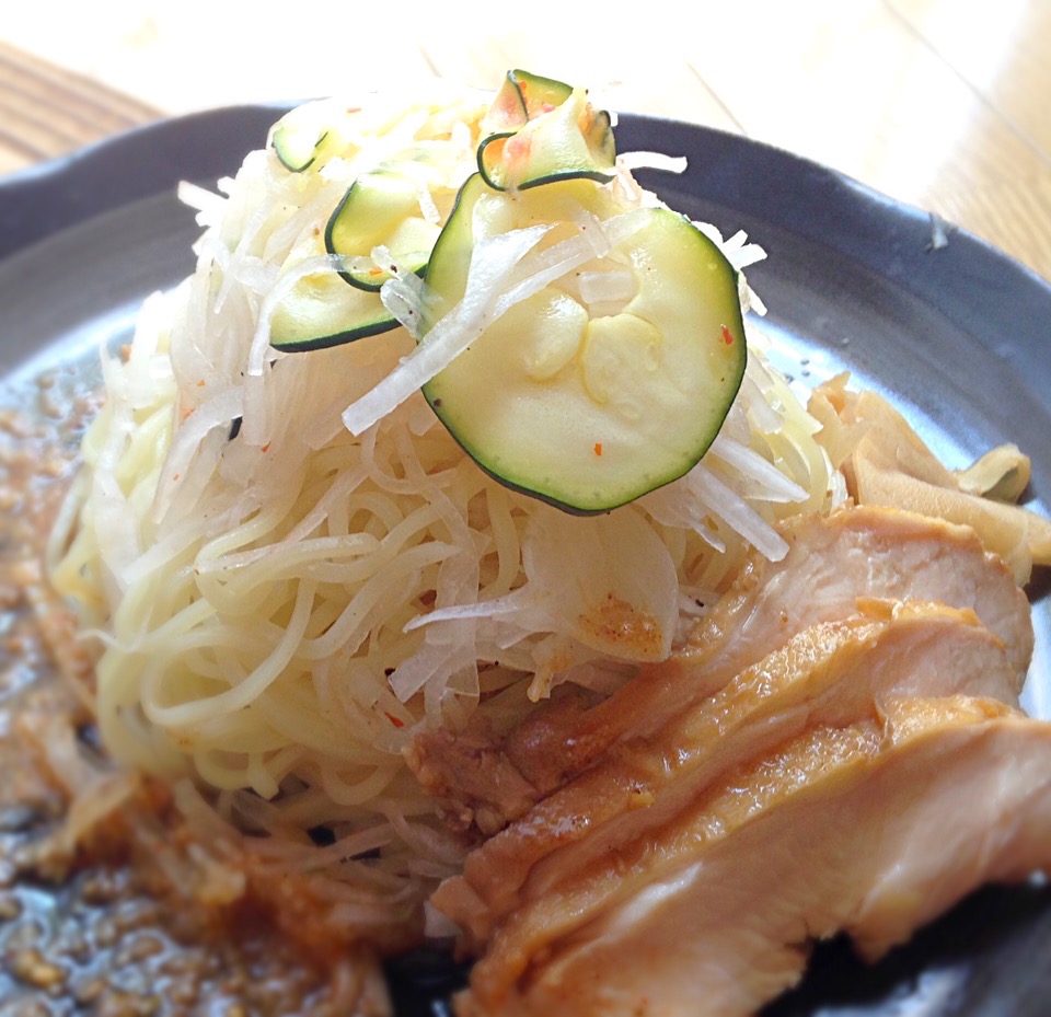 自家製芝麻醤でつくる冷やし麺鶏胸肉しっとり柔らかいんだから٩( ᐛ )و