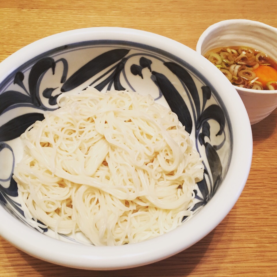 そうめん (somen; (vermicelli-like) thin noodles)