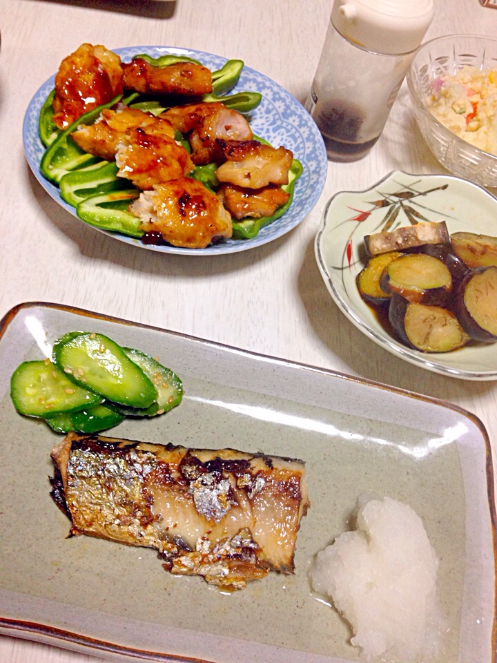 晩御飯〜秋刀魚、茄子の煮びたし、ポテトサラダ、孤独のグルメ風焼き鳥、肉じゃが