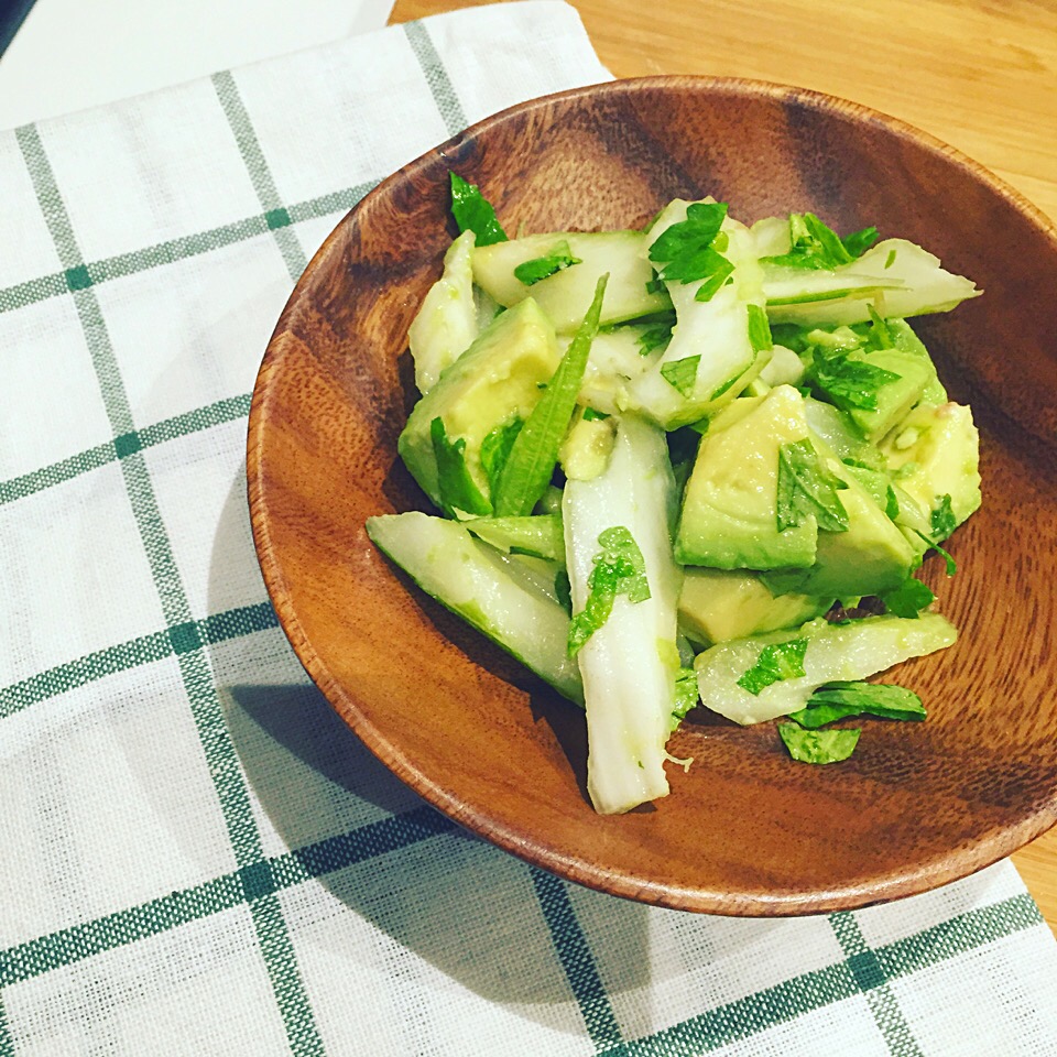 アボカドとセロリのグリーンサラダ
