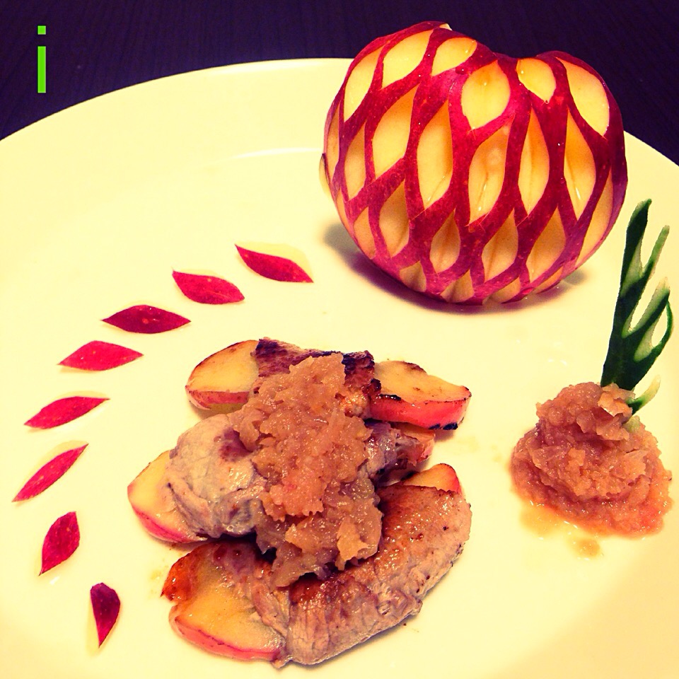 リンゴの豚肉巻き 【アップルソースを添えて】pork rolled apple with apple sauce 