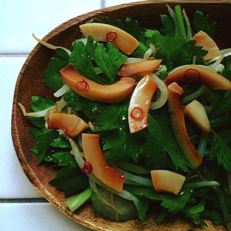 Dressing of roasted coconut, spicy salad of sprouts and herb/ ローストしたココナッツのドレッシングで、モヤシとハーブのサラダ