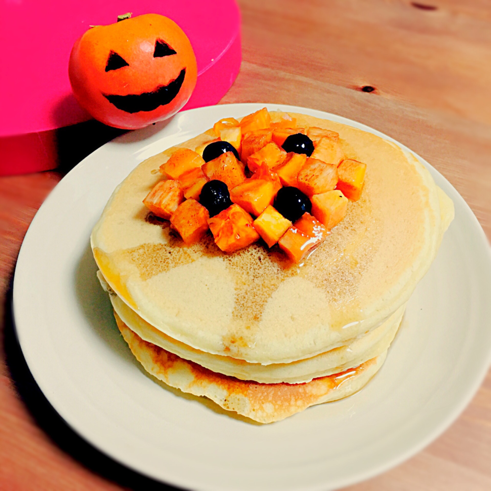 ハロウィンパンケーキ 
ダイスカット柿とブルーベリー添え