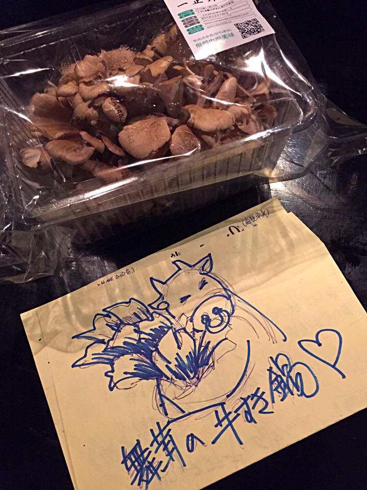 日本企業一正さんが常州で生産した舞茸と，販促に描いたすき焼きメニュー下書き。