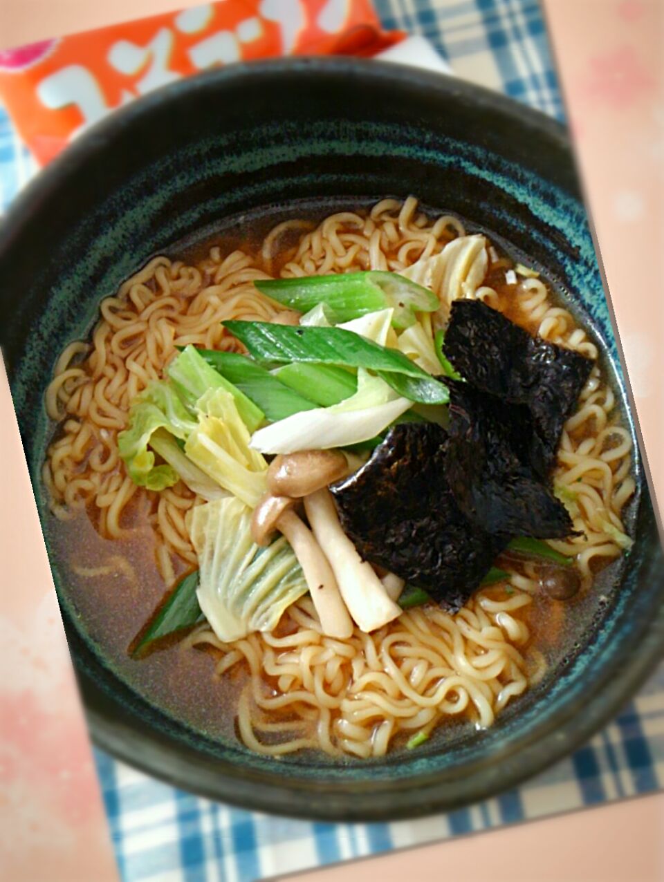 #老人の昼うちラーメン
      やっぱり～                                                                                      サッポロ一番でしょ〜