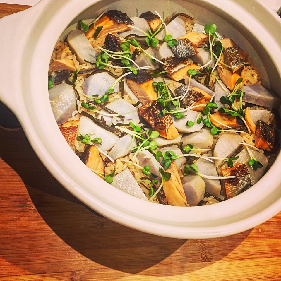 焼き塩鮭と里芋と羅臼昆布の土鍋ご飯