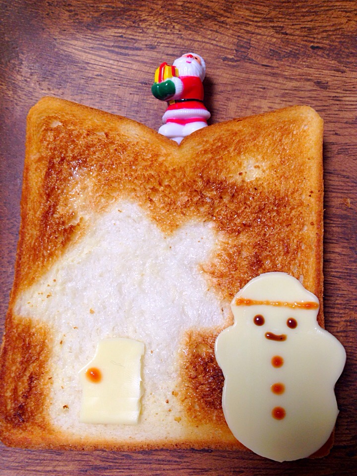 mari♡（もも୧ ⃛(๑⃙⃘◡̈๑⃙⃘)୨ ⃛）さんの料理 手作り♡クリスマス仕様のトースト。今回はおうちとスノーマンで(｡ゝ∀・)b