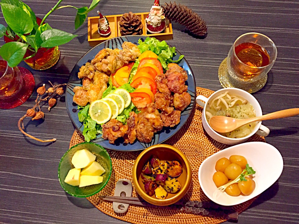 今夜はグレープシードオイルの鶏肉揚げ焼きニンニク醤油&カレー味、玉こんにゃく甘辛煮、大学芋、野菜たっぷりコンソメスープ、デザートの林檎です