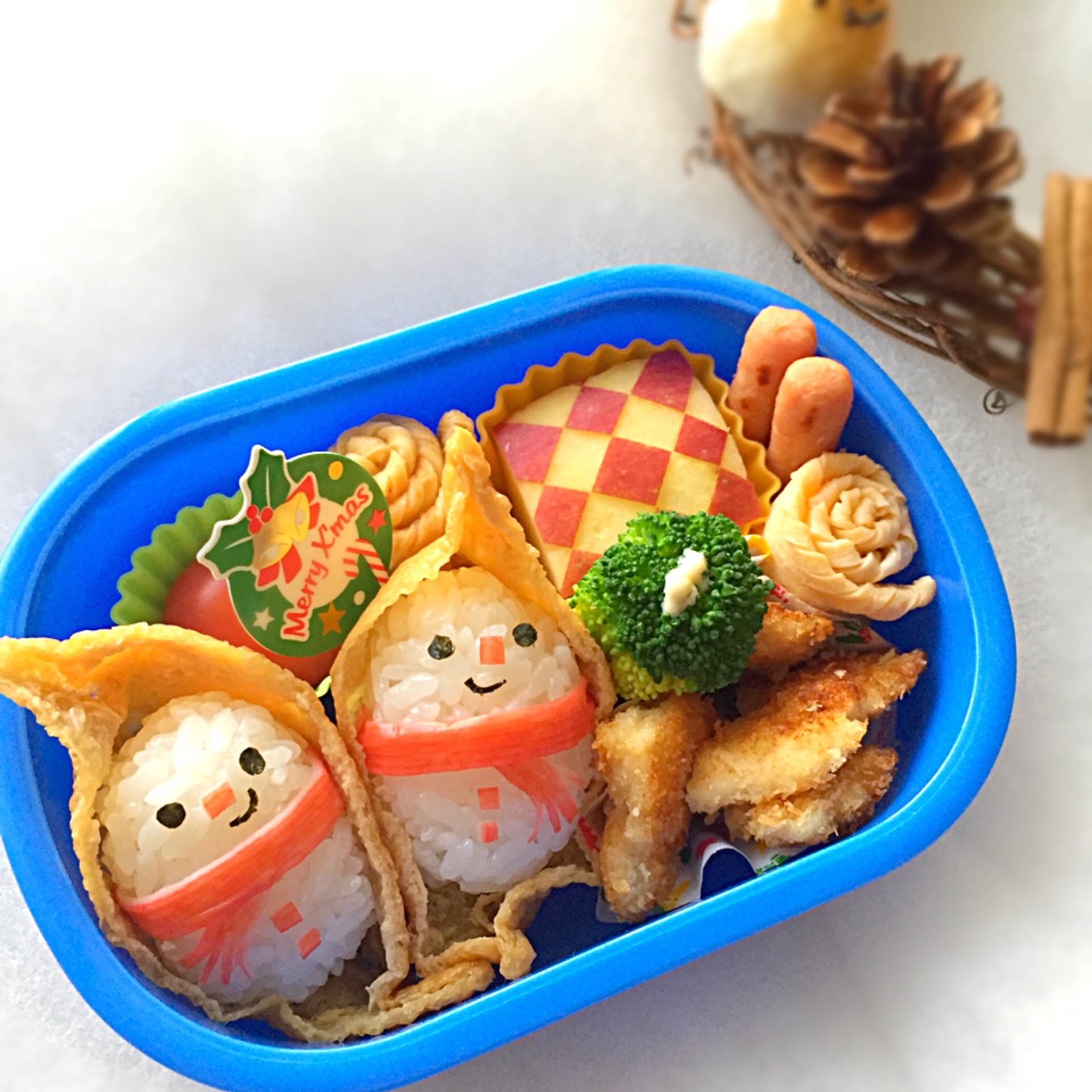 おいなりさんで雪だるま弁当