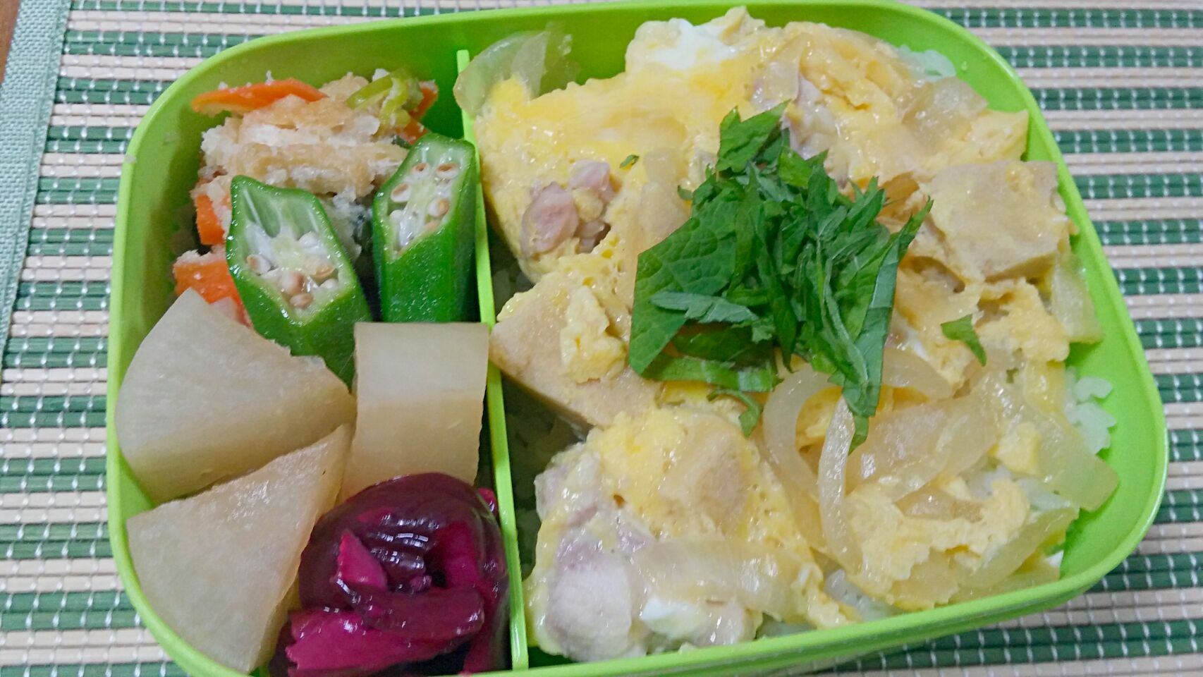 旦那さんのお弁当 ヘルシー親子丼 雪花菜の煮付け 大根の鼈甲煮 おくら しば漬け Bento世界グランプリ17 ヤマサ醤油株式会社