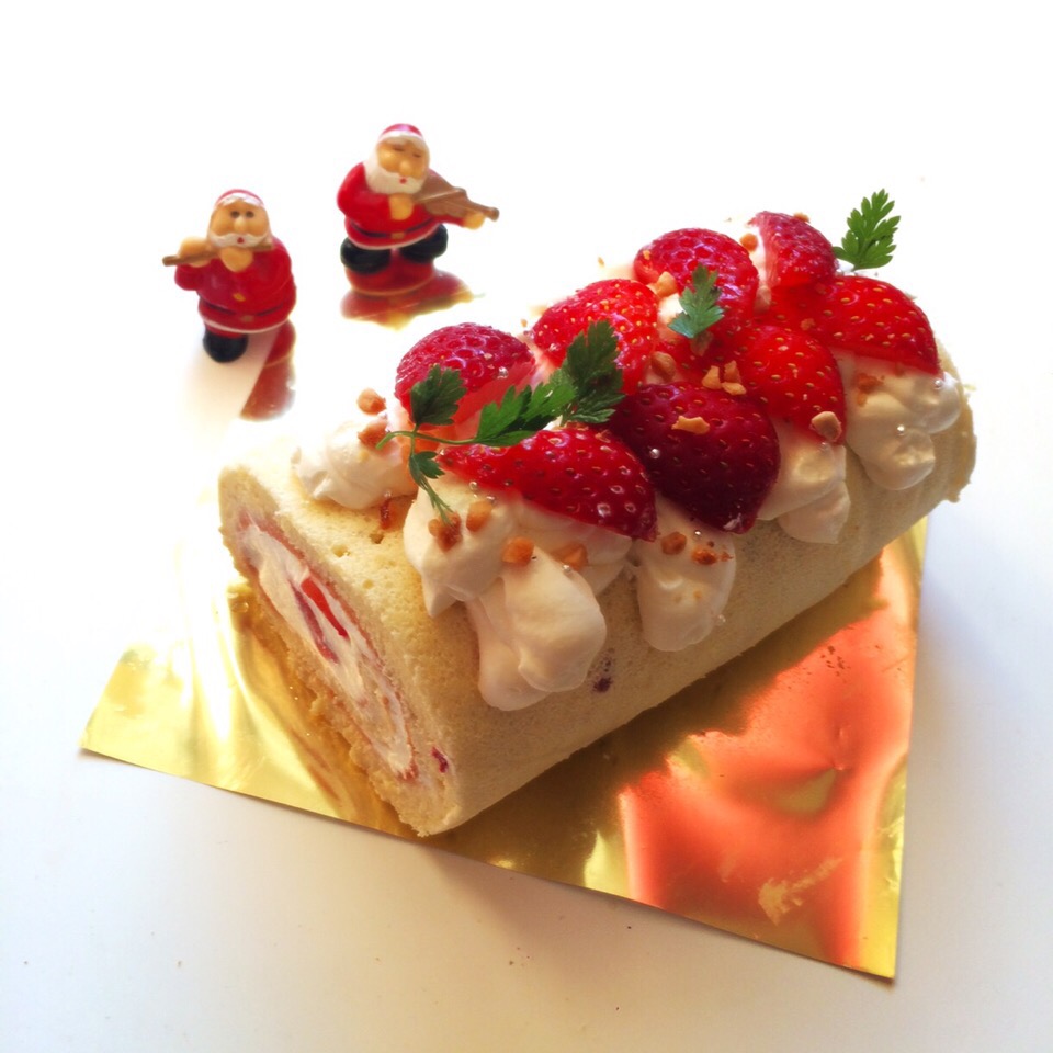 苺シフォンロールケーキ