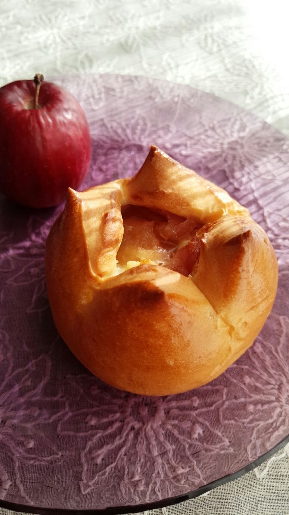 btnonちゃんのセミドライりんごとクリームチーズのパン