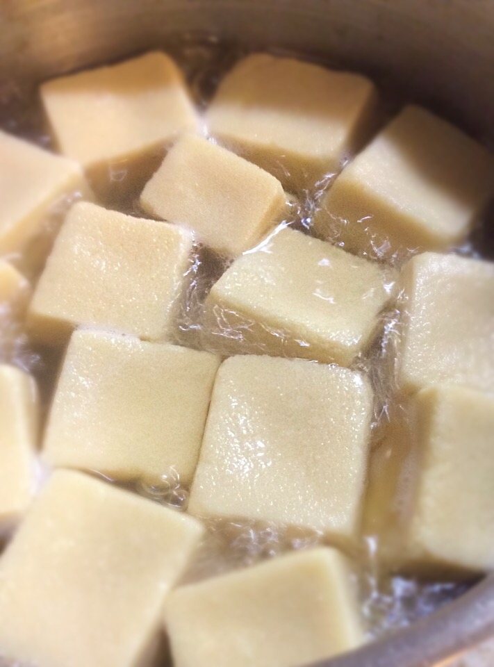 高野豆腐。出汁、砂糖、味醂、白醤油で甘く煮含めます。