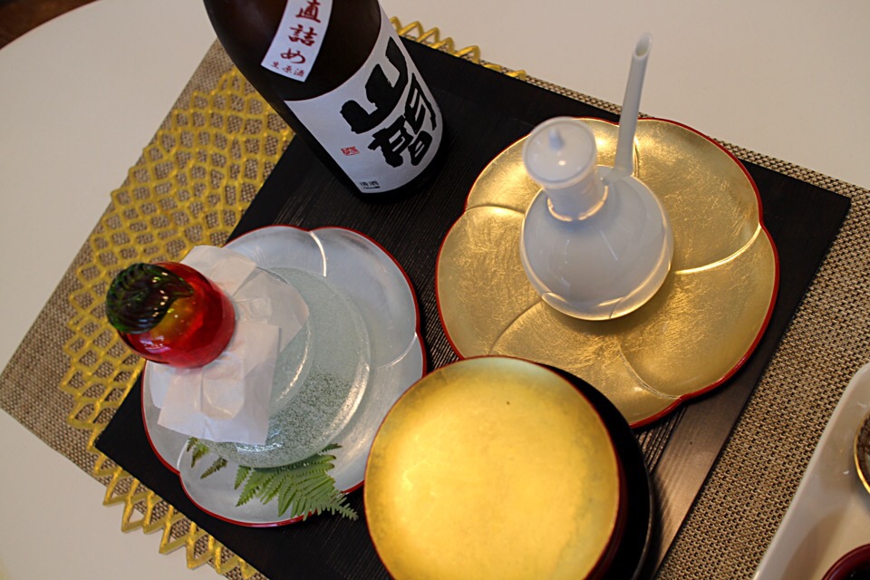お酒。日本酒は山間、鏡餅ボトル入りの泡盛。