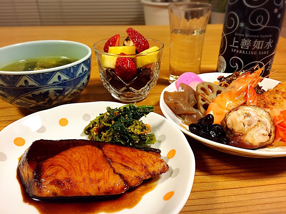 ブリの照り焼きと煮鶏のスープてまワカメとネギのスープとコストコのティラミスでデザート