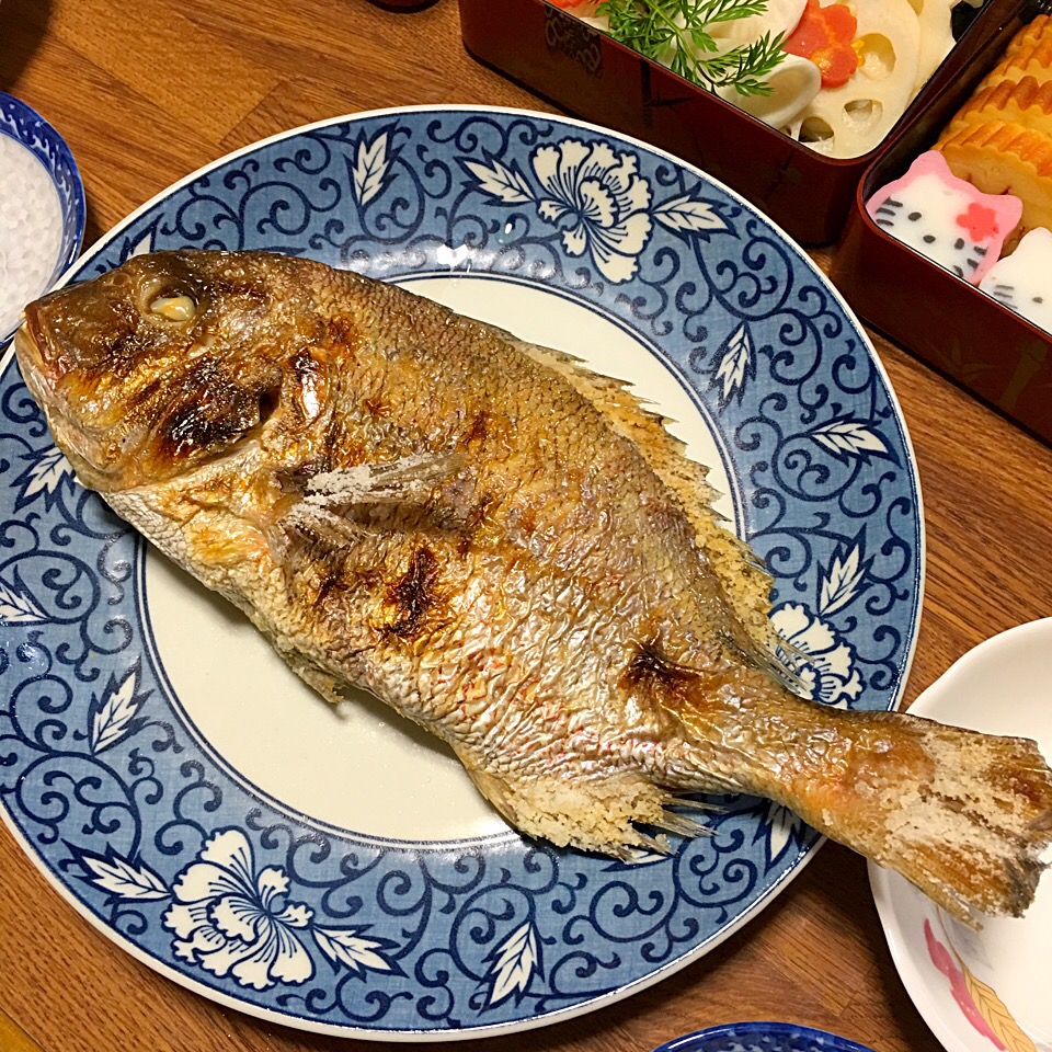 睨まず食べる睨み鯛♬