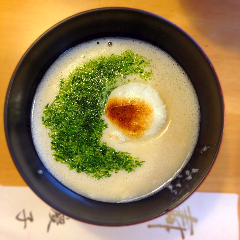 とろろ雑煮   すりおろした大和芋をお出汁と卵の黄身で少しずつ伸ばします。