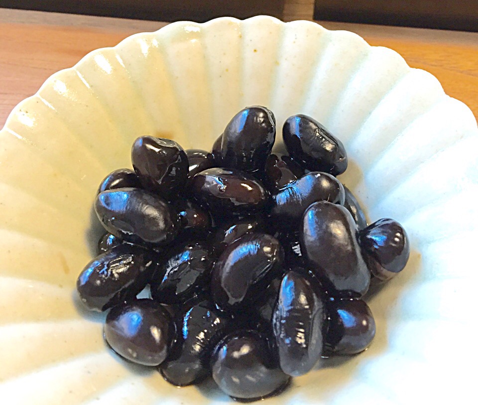 シャトルシェフ保温鍋で加熱20分 あとはほったらかしの簡単黒豆はふっくらツヤツヤでしたd(^_^o)