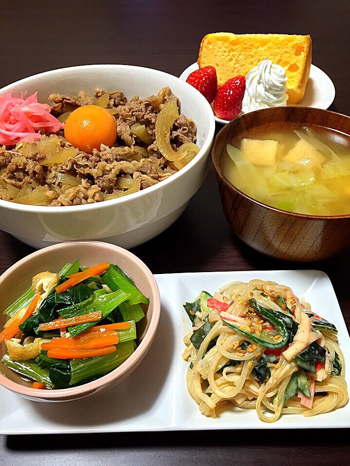 ⭐️小松菜の煮浸し ⭐️春雨の胡麻マヨサラダ ⭐️牛丼 ⭐️キャベツとネギと油揚げの味噌汁 ⭐️バニラシフォンケーキ