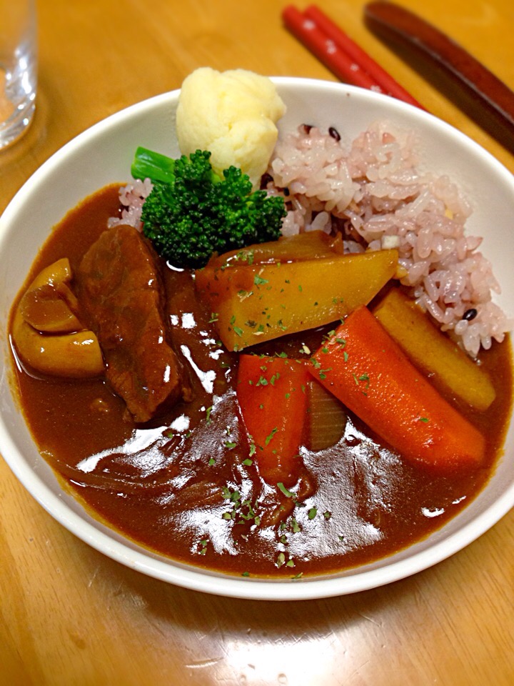 県内産のビーフでビーフシチュー丼