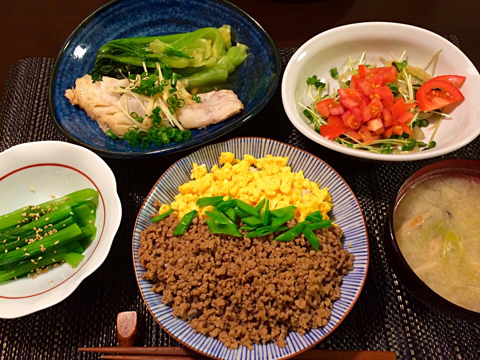 そぼろ丼、鱈とチンゲン菜の中華風蒸し、もやしの酢漬けサラダ、小松菜のお浸し、きのこ汁