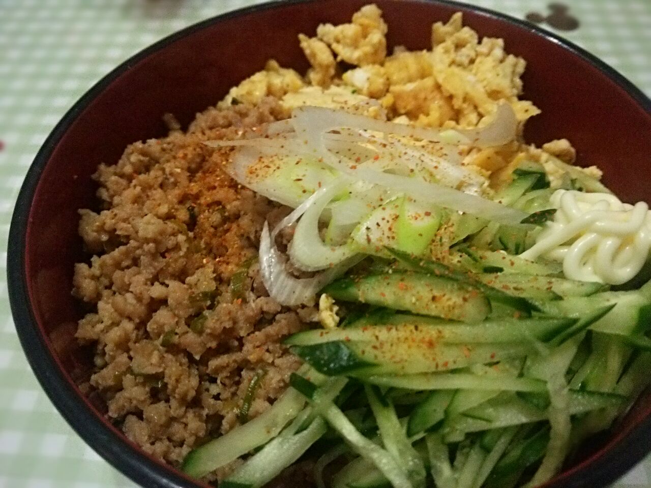 とりそぼろ三色丼