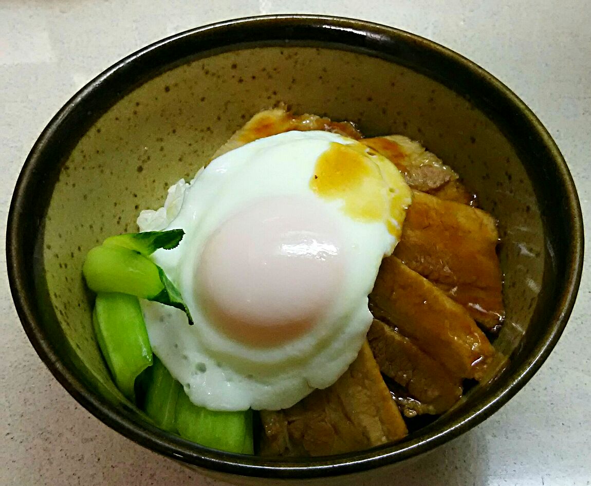 とろ～り豚バラ煮に目玉焼トッピング丼