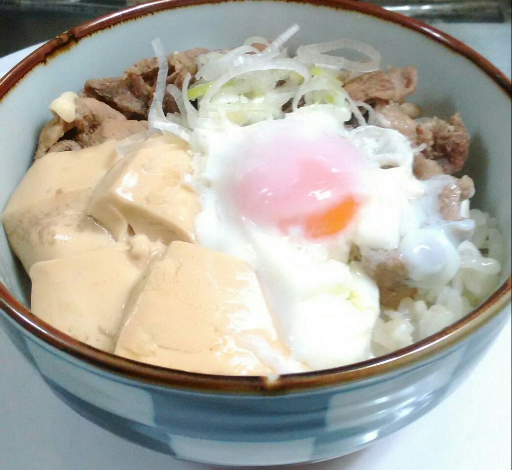 肉豆腐丼温玉のせ